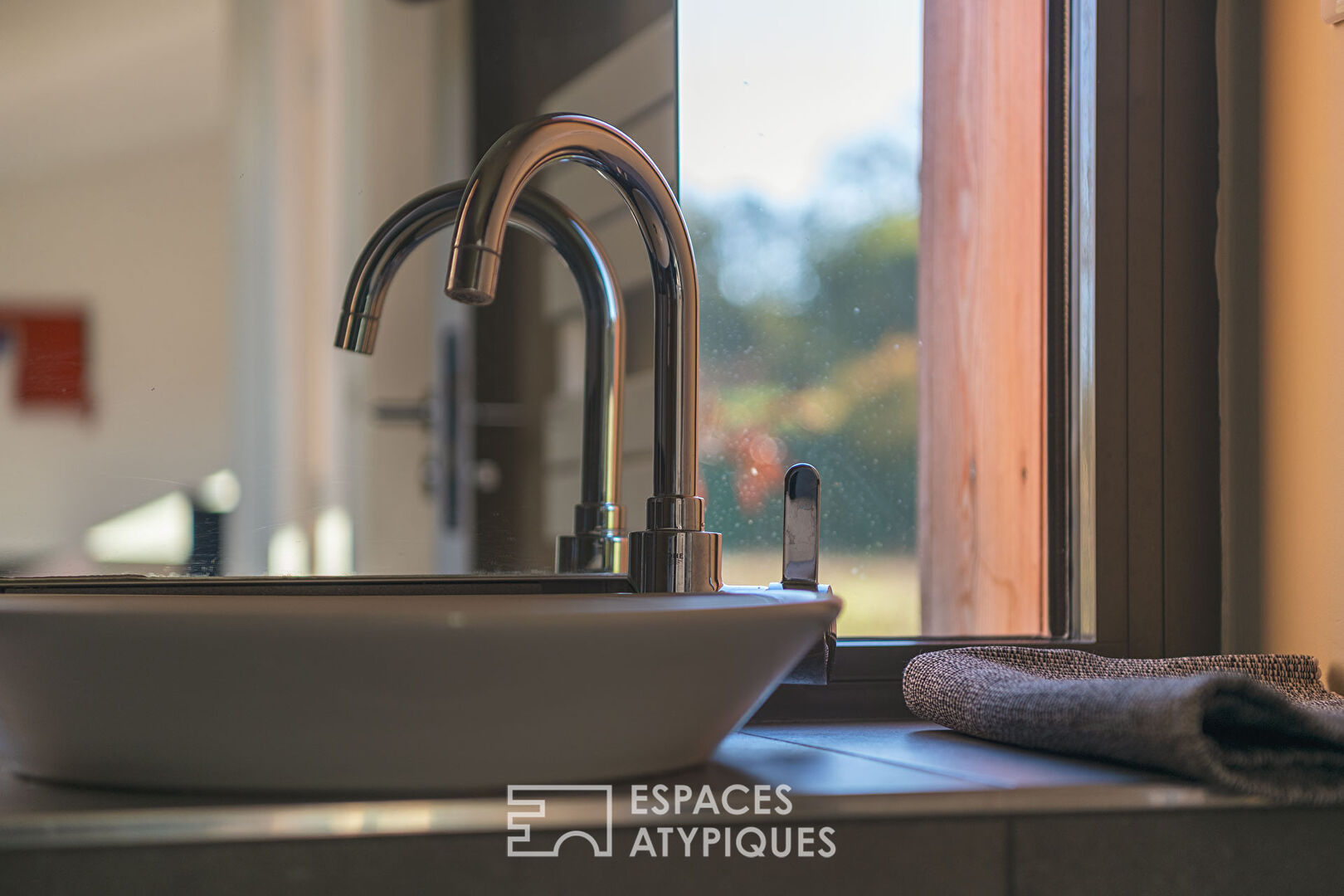 Contemporary bioclimatic house with view, near Sarlat.
