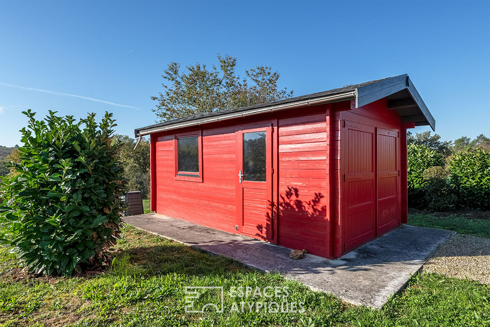 Contemporary bioclimatic house with view, near Sarlat.