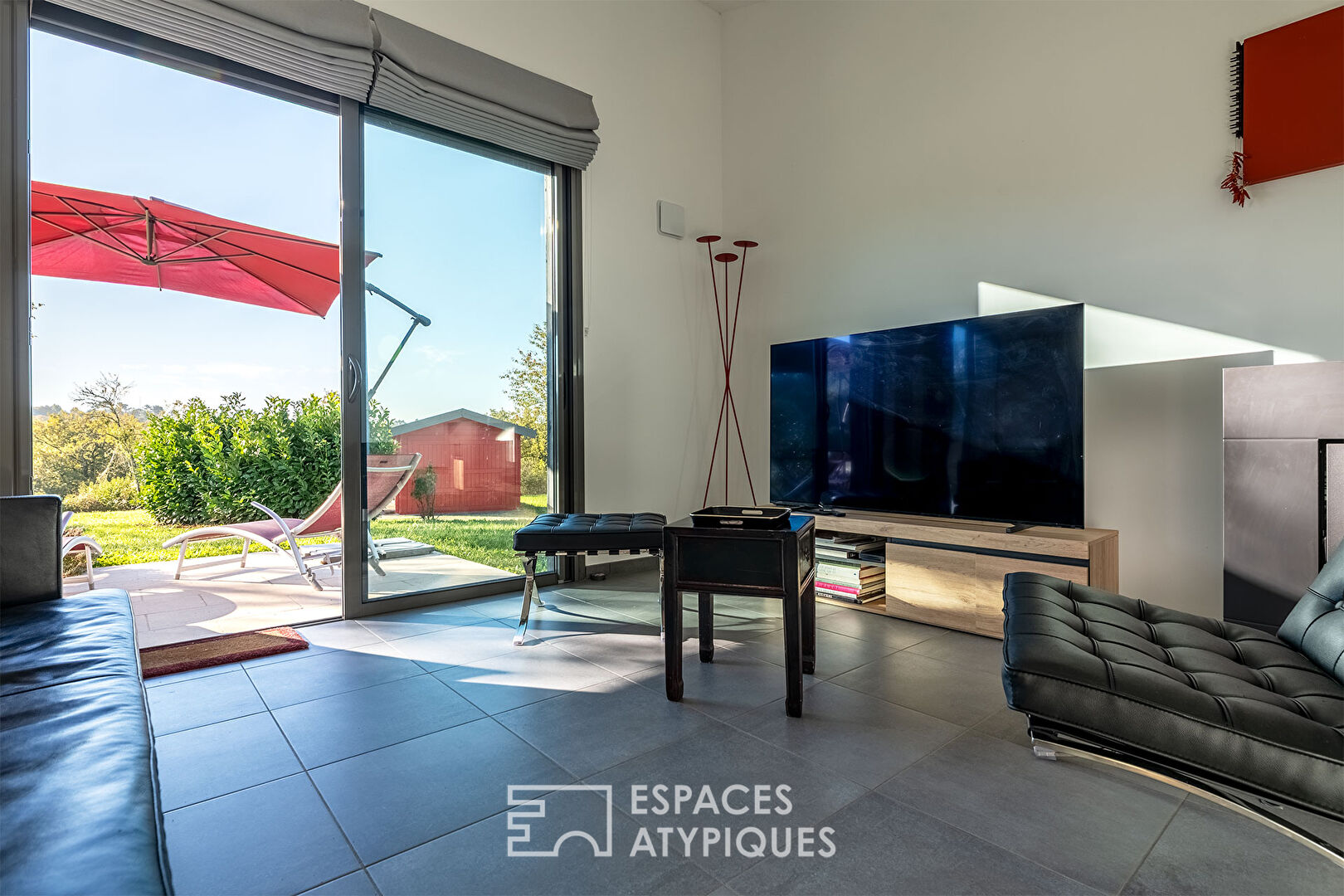 Contemporary bioclimatic house with view, near Sarlat.