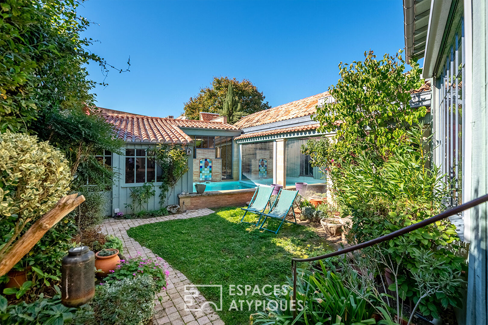 Charming house with garden, swimming pool and outbuilding in the heart of town