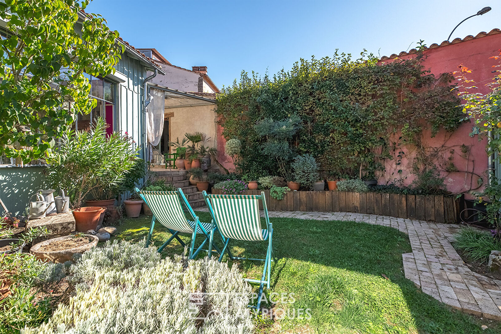 Charming house with garden, swimming pool and outbuilding in the heart of town