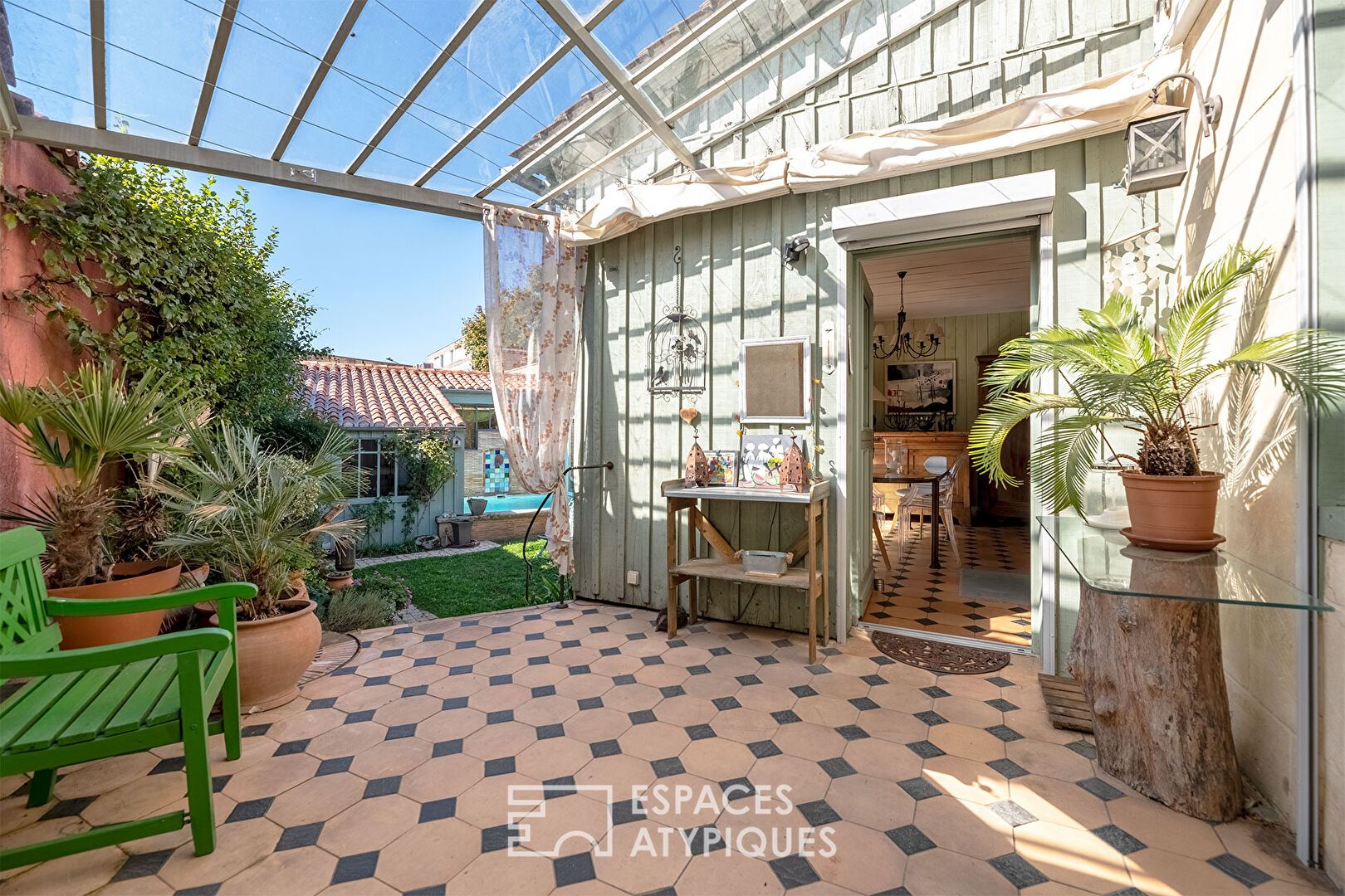 Charming house with garden, swimming pool and outbuilding in the heart of town