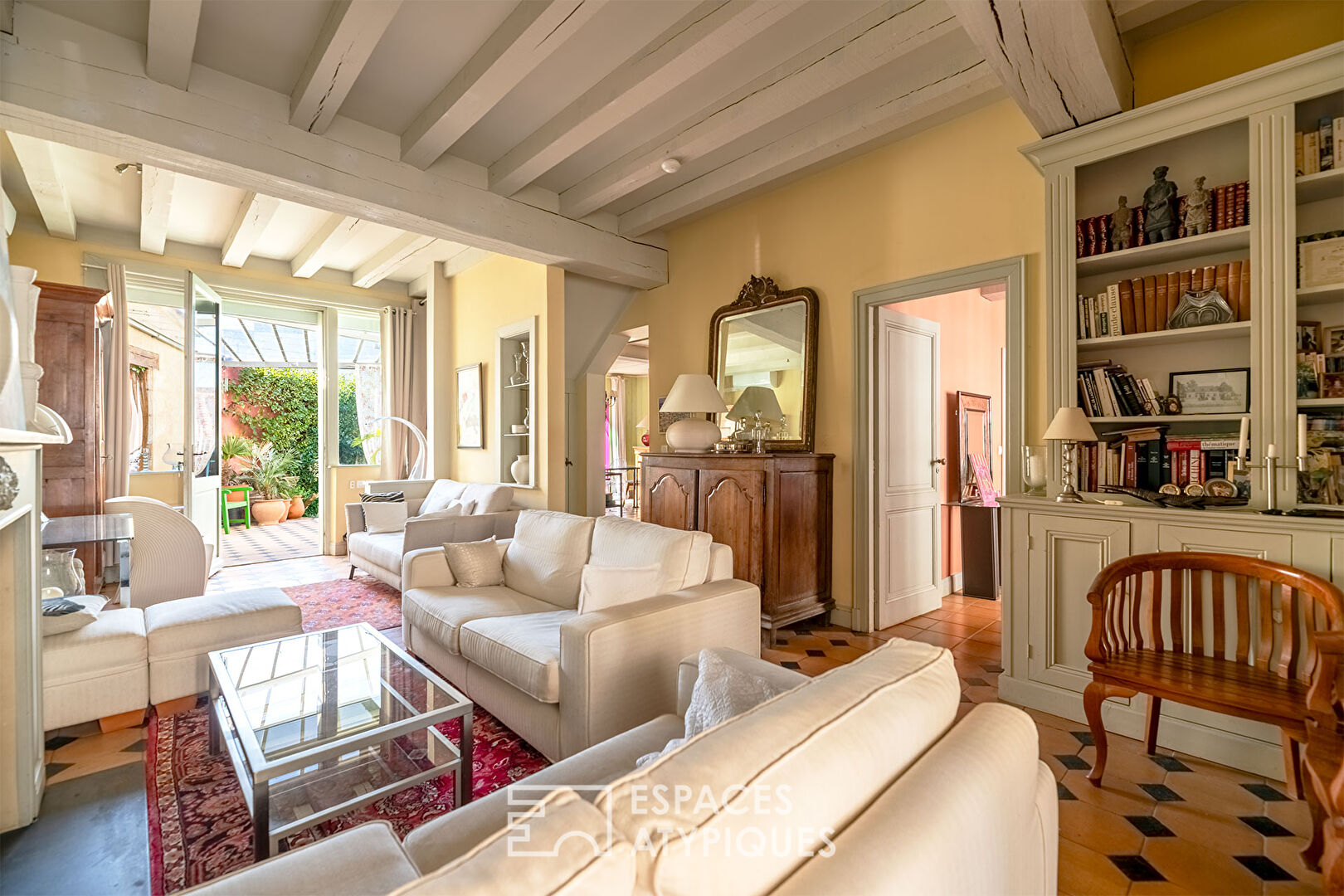 Charming house with garden, swimming pool and outbuilding in the heart of town