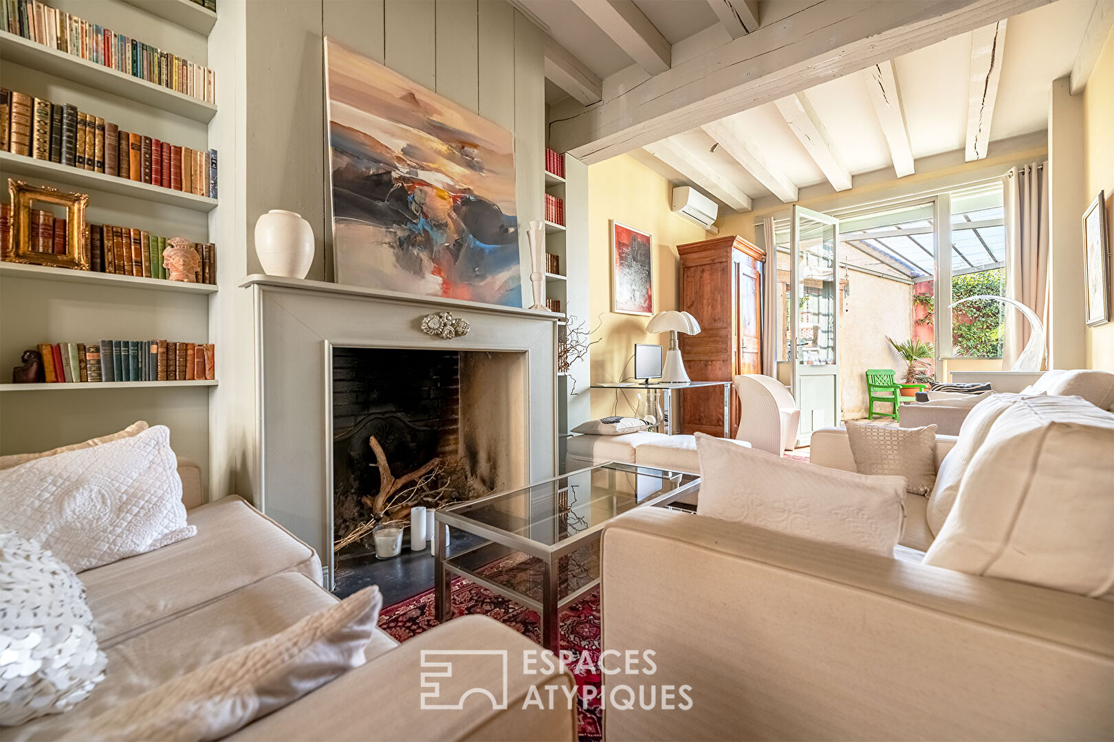 Charming house with garden, swimming pool and outbuilding in the heart of town
