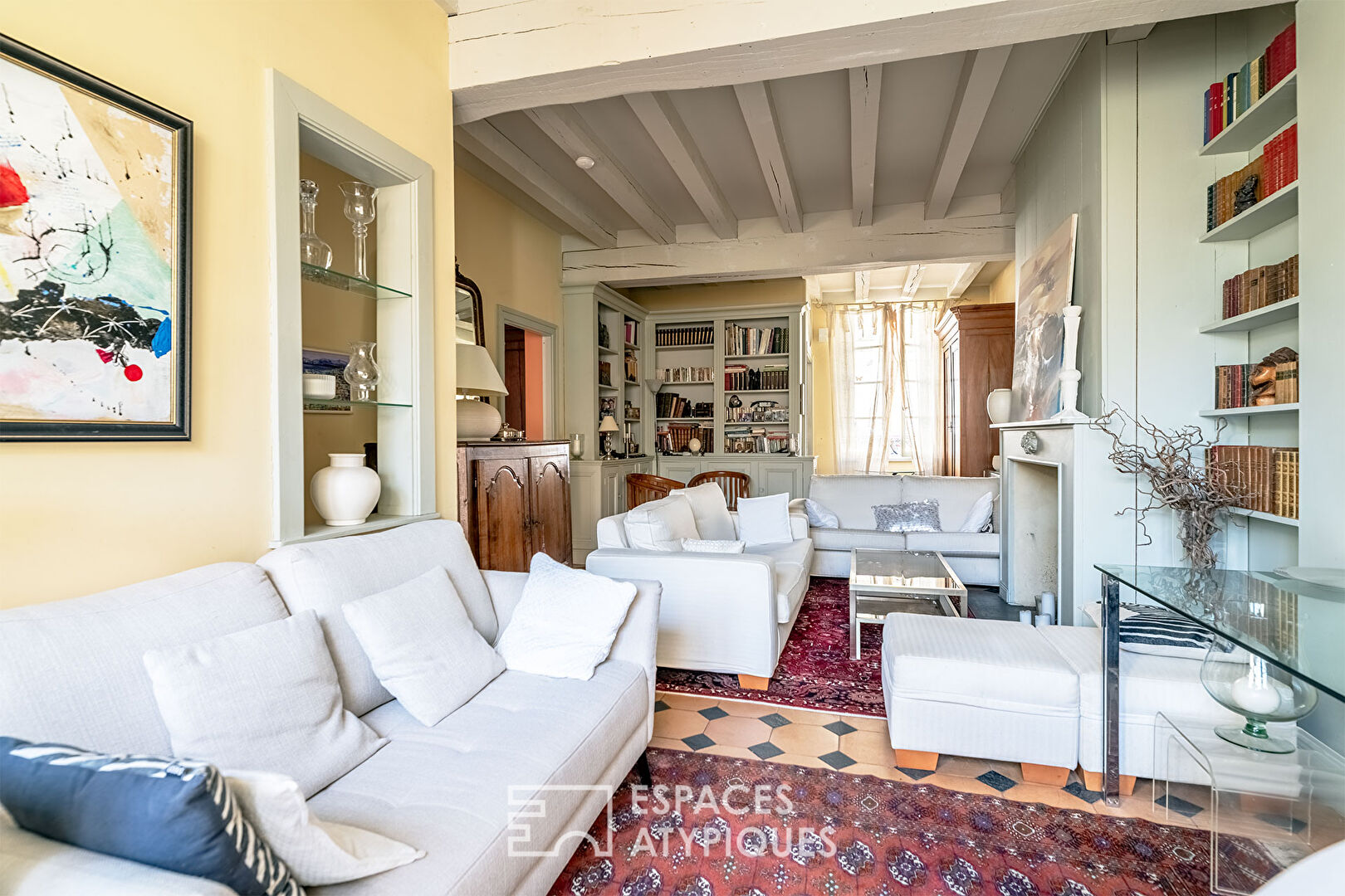 Charming house with garden, swimming pool and outbuilding in the heart of town
