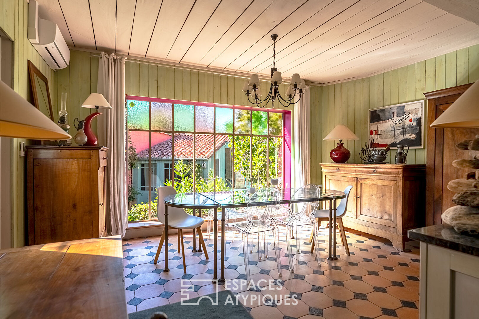 Charming house with garden, swimming pool and outbuilding in the heart of town