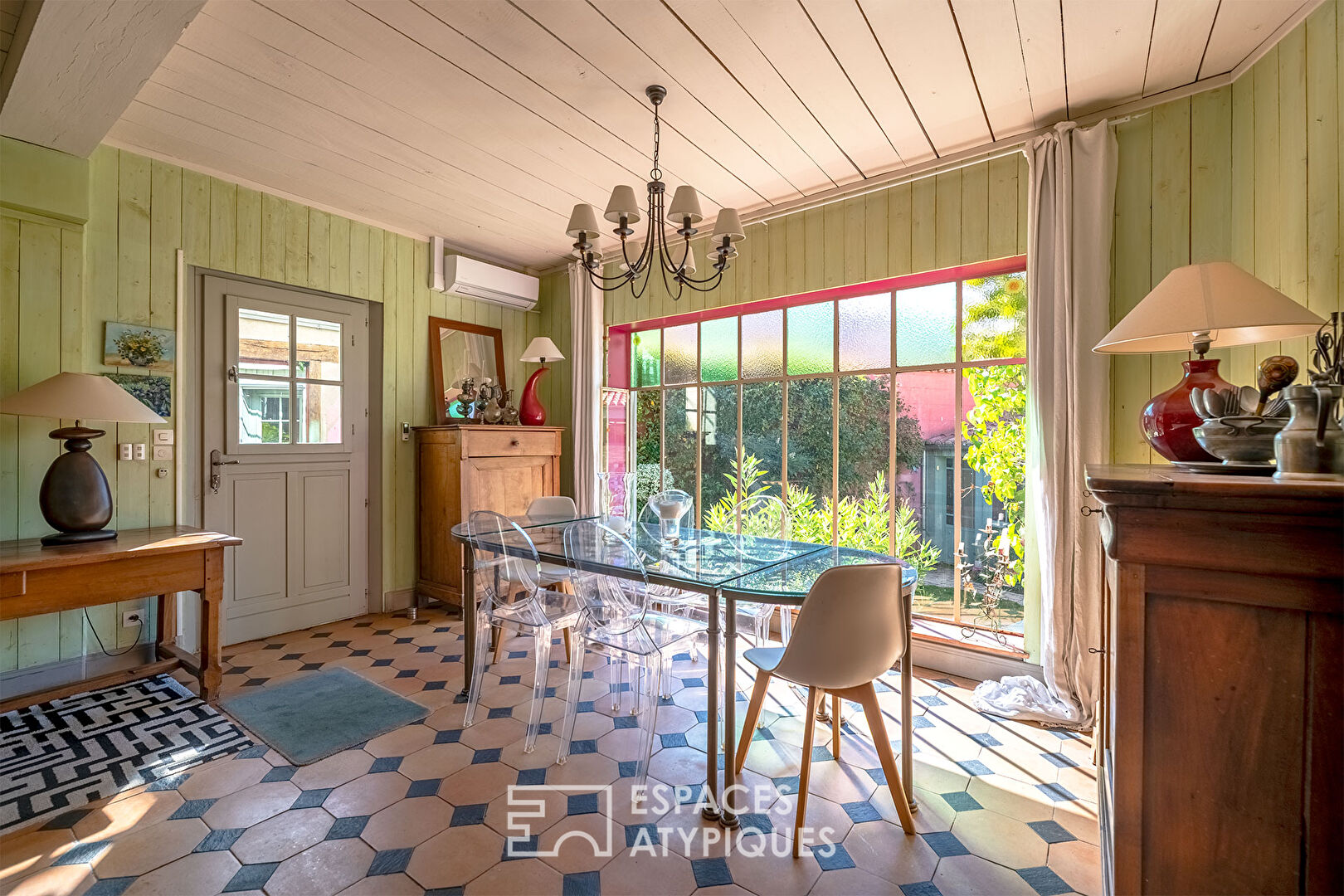 Charming house with garden, swimming pool and outbuilding in the heart of town