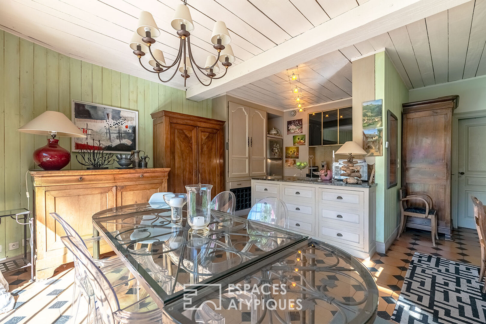 Charming house with garden, swimming pool and outbuilding in the heart of town