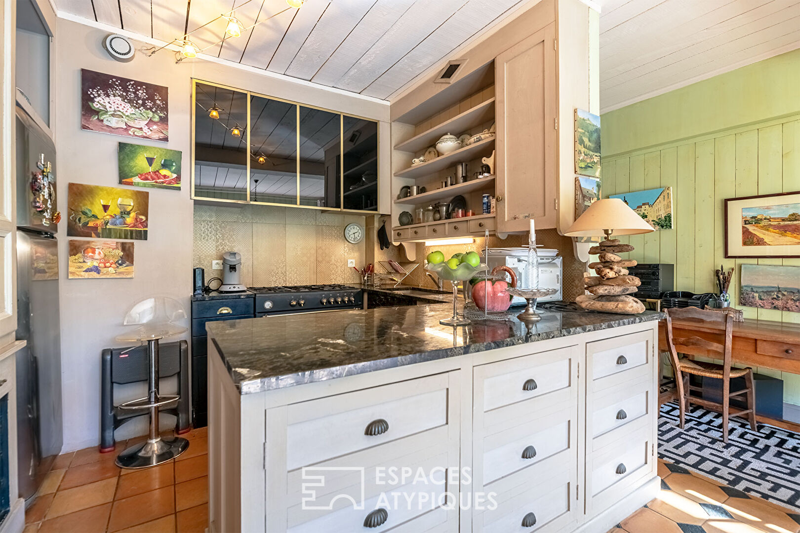 Charming house with garden, swimming pool and outbuilding in the heart of town