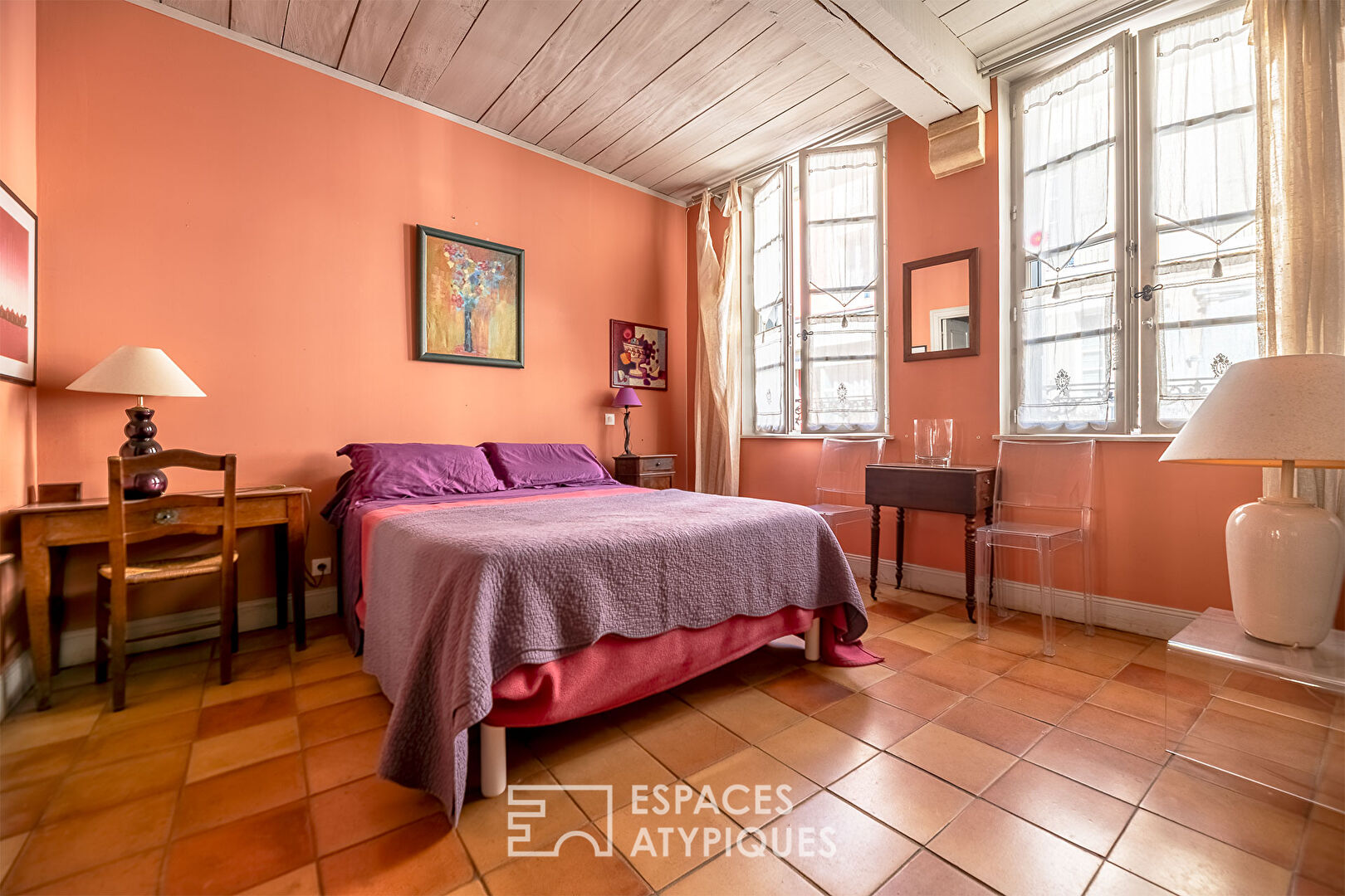 Charming house with garden, swimming pool and outbuilding in the heart of town