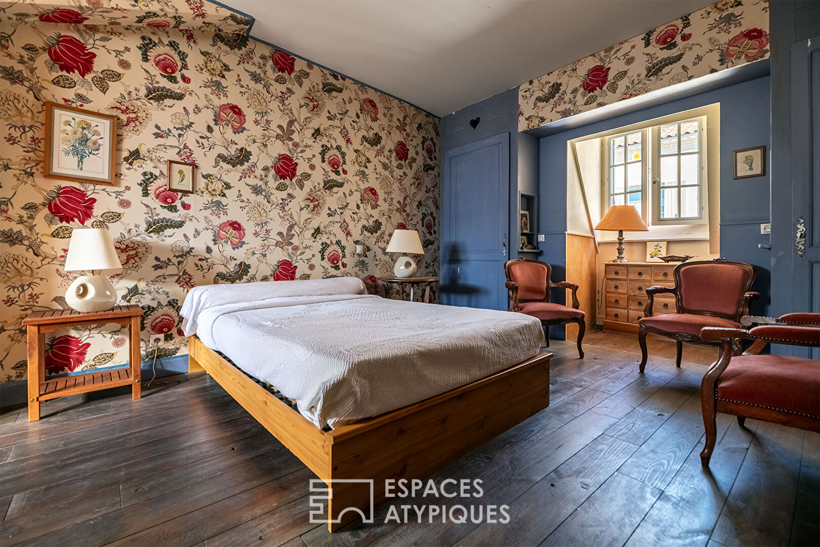 Charming house with garden, swimming pool and outbuilding in the heart of town