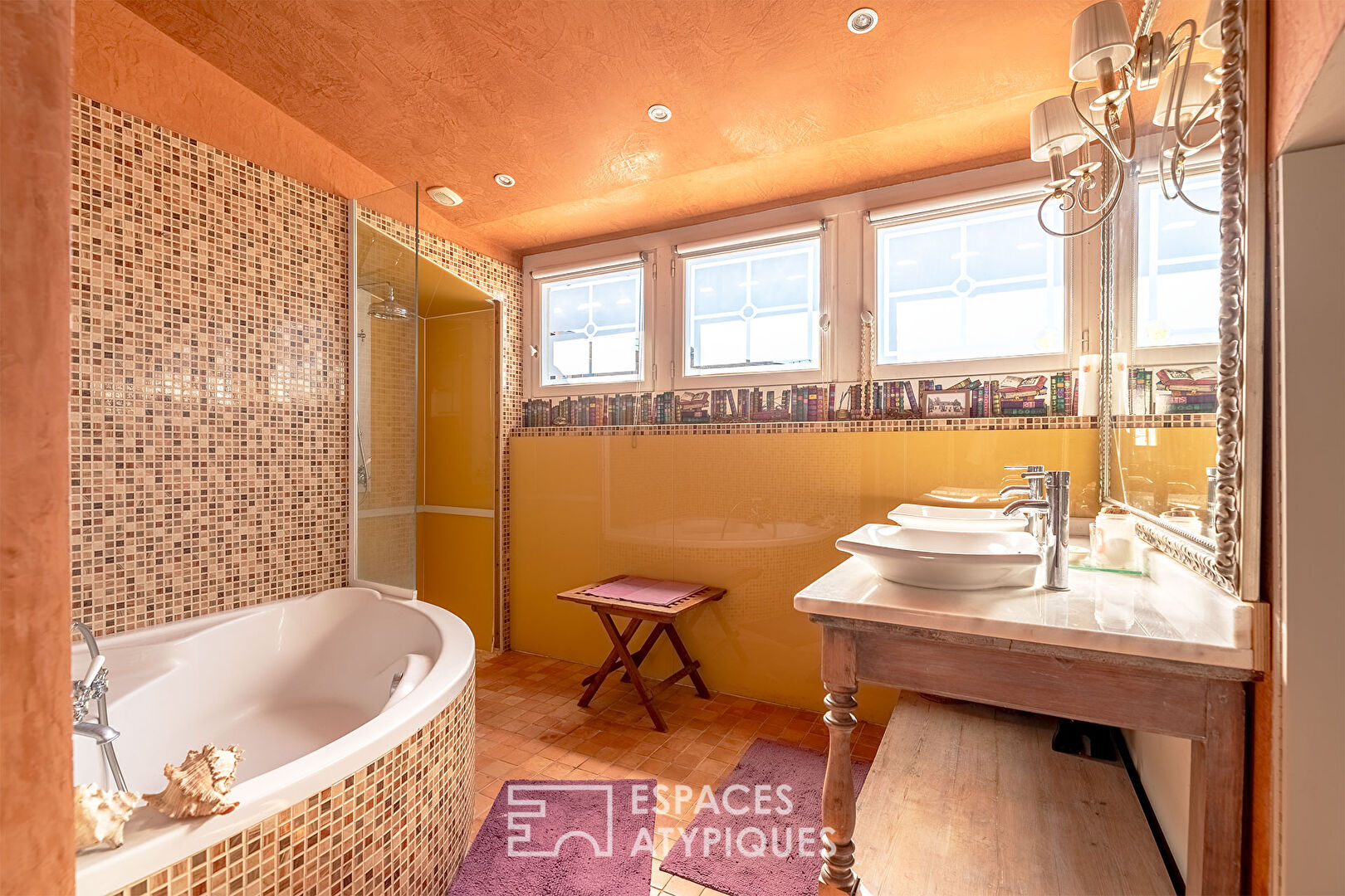 Charming house with garden, swimming pool and outbuilding in the heart of town