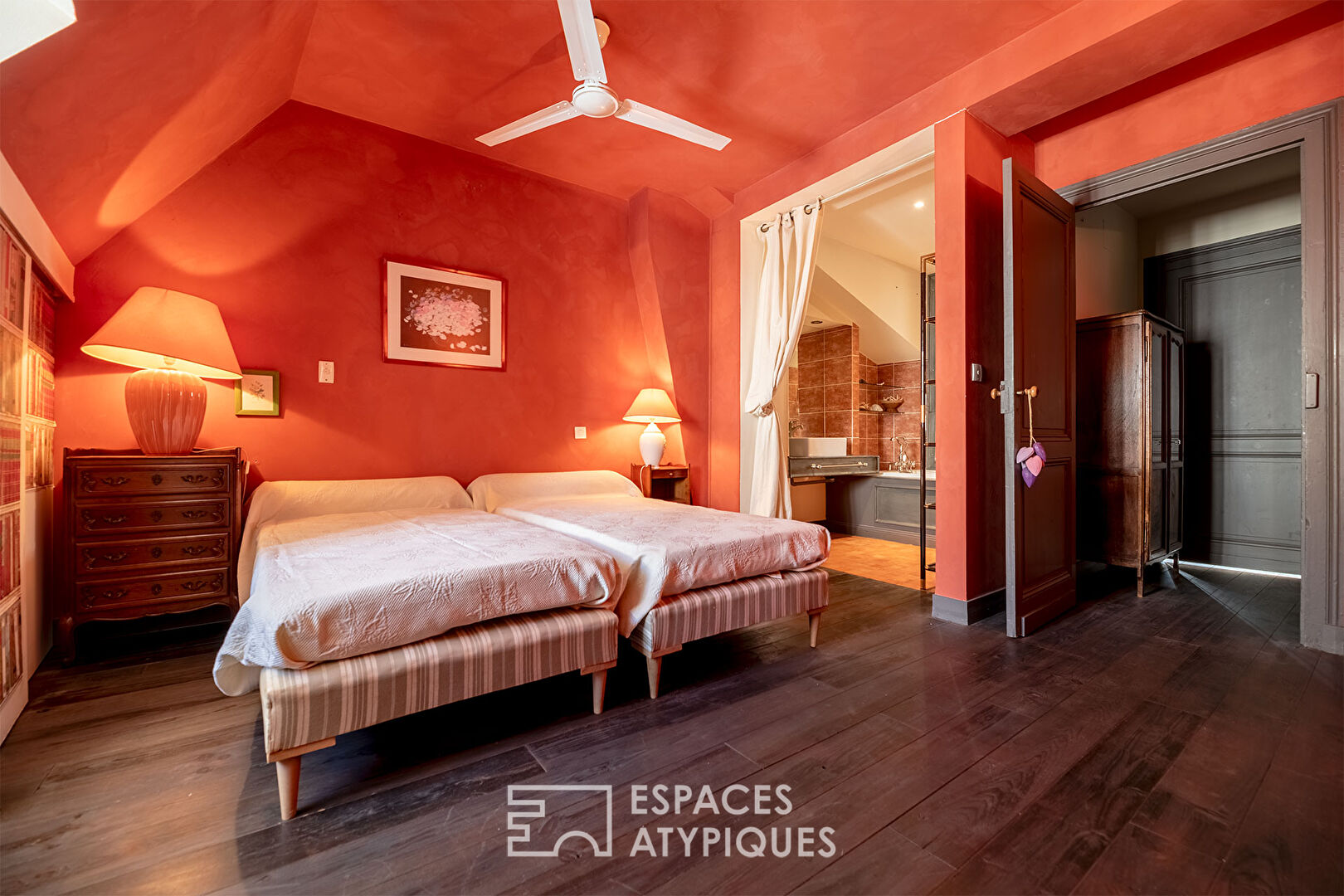 Charming house with garden, swimming pool and outbuilding in the heart of town
