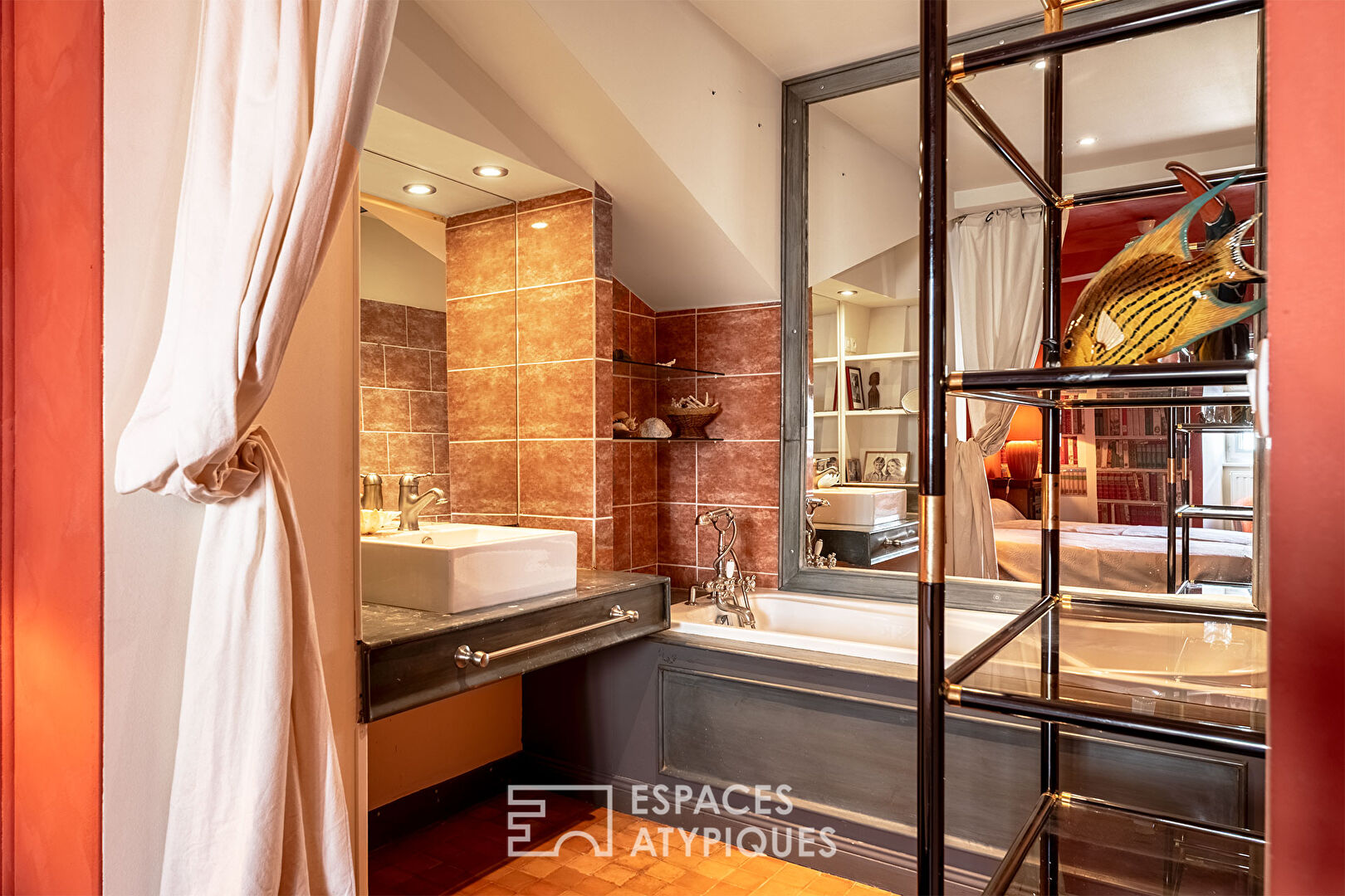 Charming house with garden, swimming pool and outbuilding in the heart of town