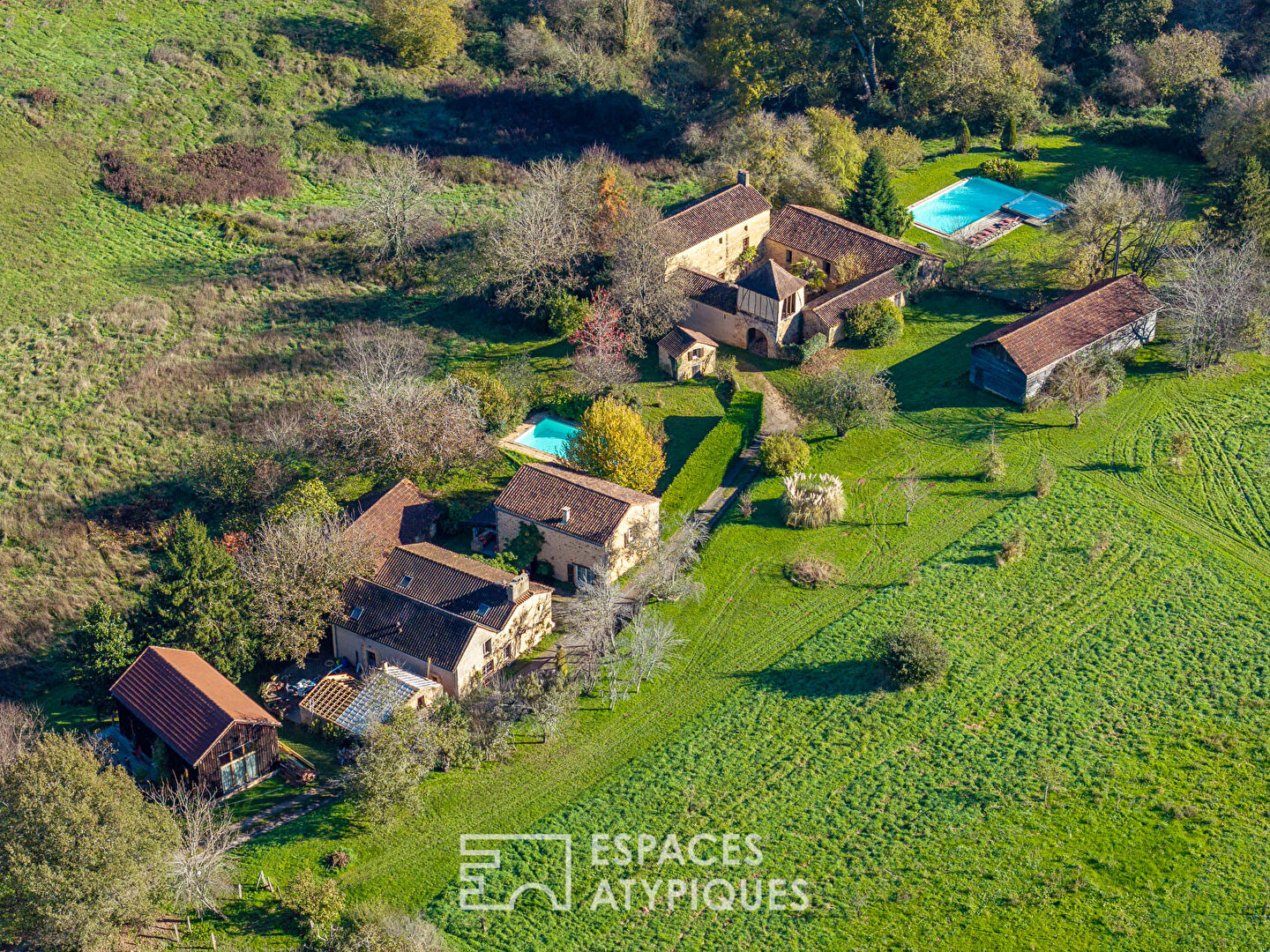 Hameau Périgourdin au coeur de 12 hectares avec deux sources naturelles