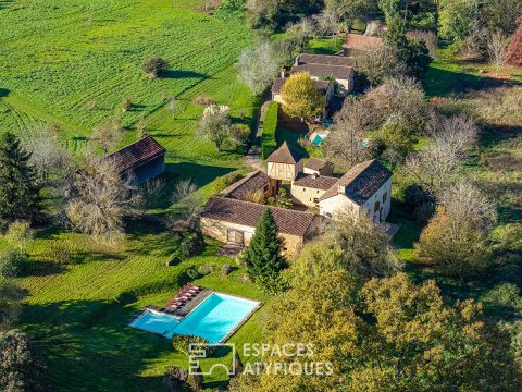 Hameau Périgourdin au coeur de 12 hectares avec deux sources naturelles
