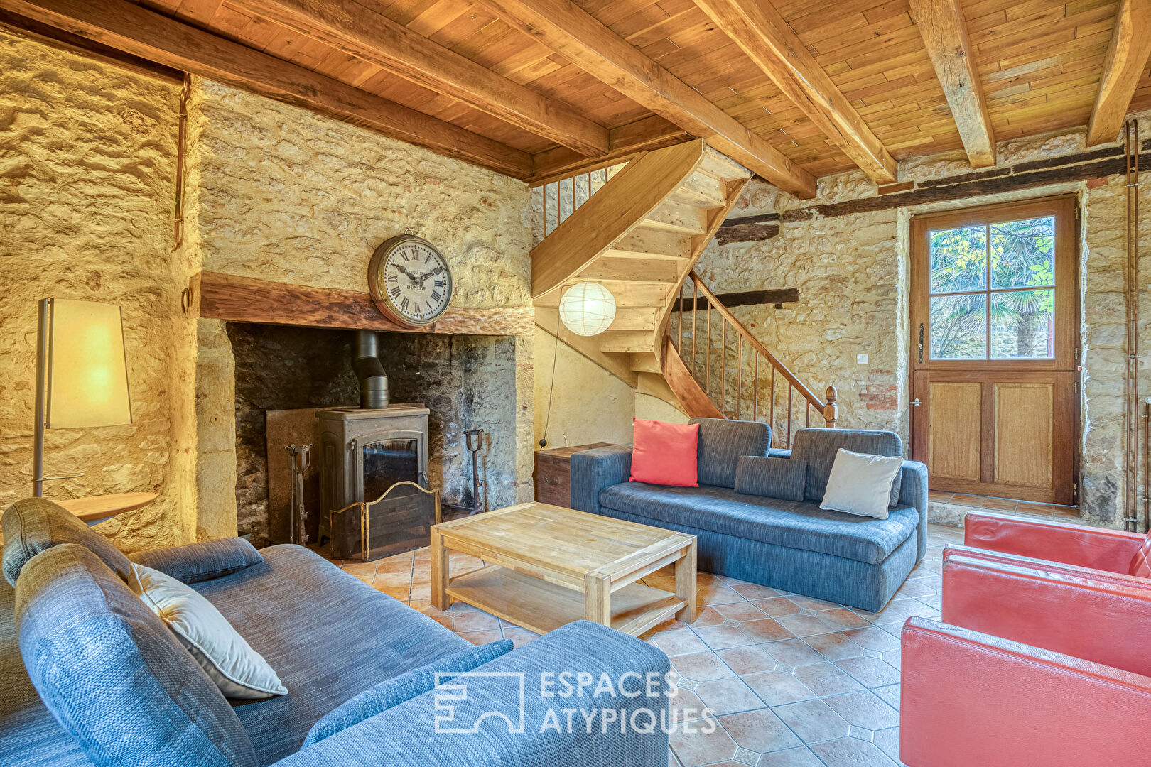 Hameau Périgourdin au coeur de 12 hectares avec deux sources naturelles