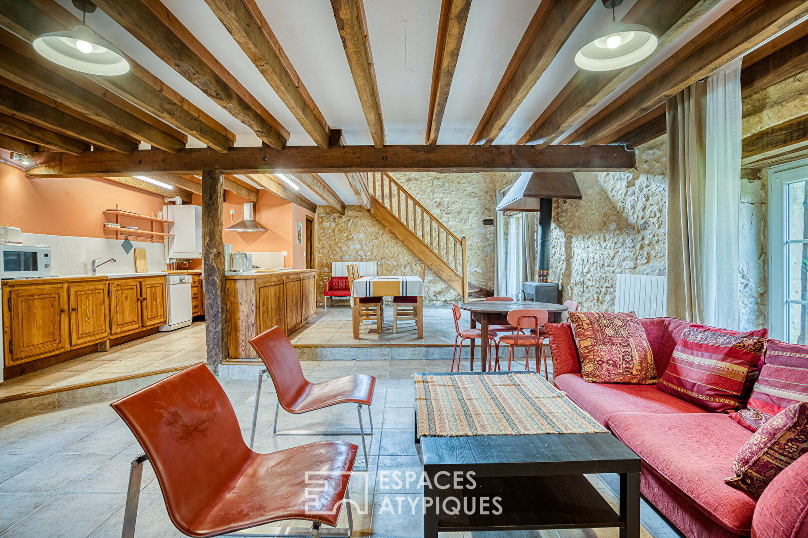 Hameau Périgourdin au coeur de 12 hectares avec deux sources naturelles