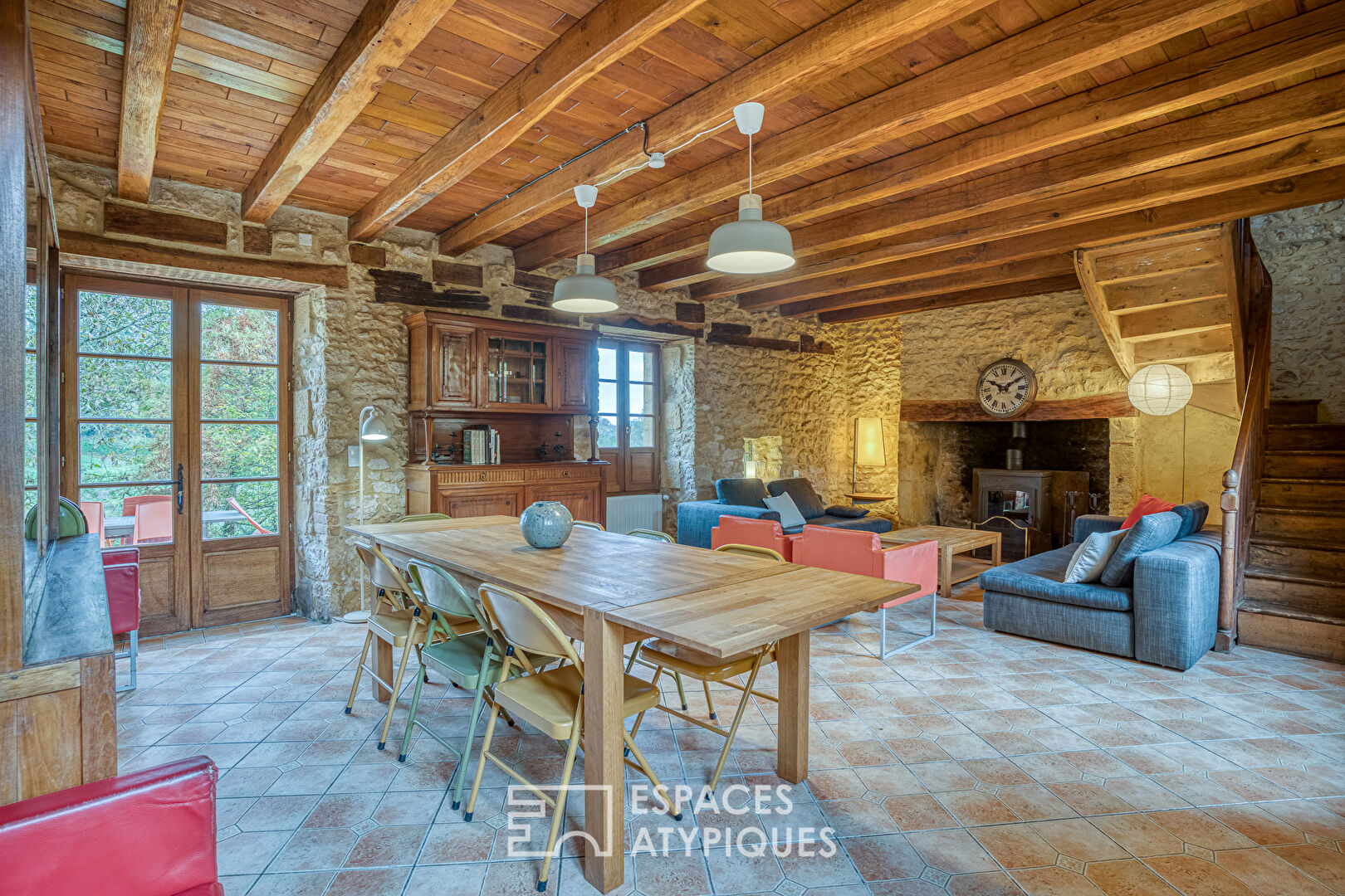 Hameau Périgourdin au coeur de 12 hectares avec deux sources naturelles