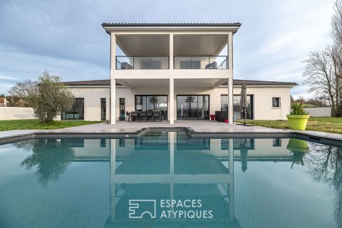 Refuge moderne niché entre ville et nature