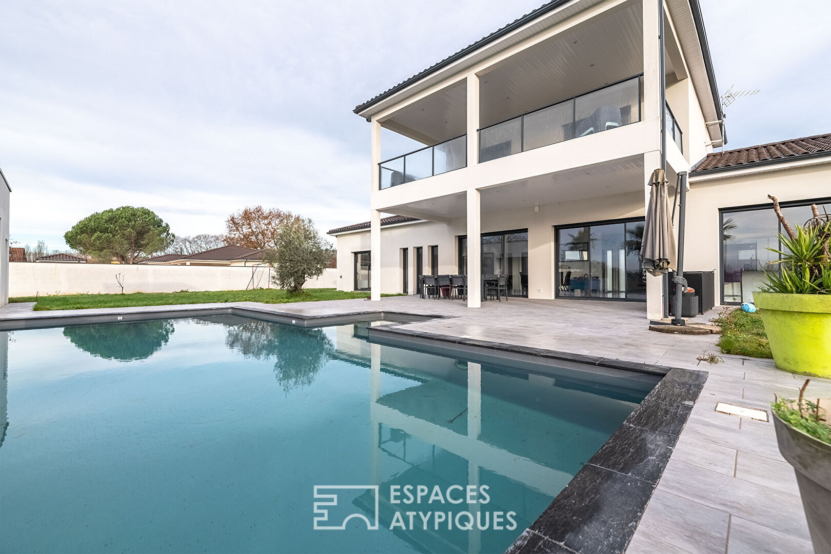 Refuge moderne niché entre ville et nature