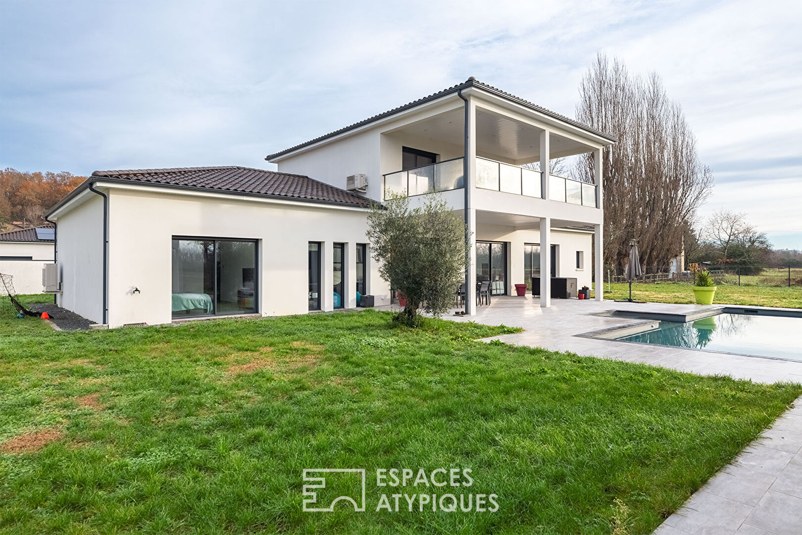 Refuge moderne niché entre ville et nature