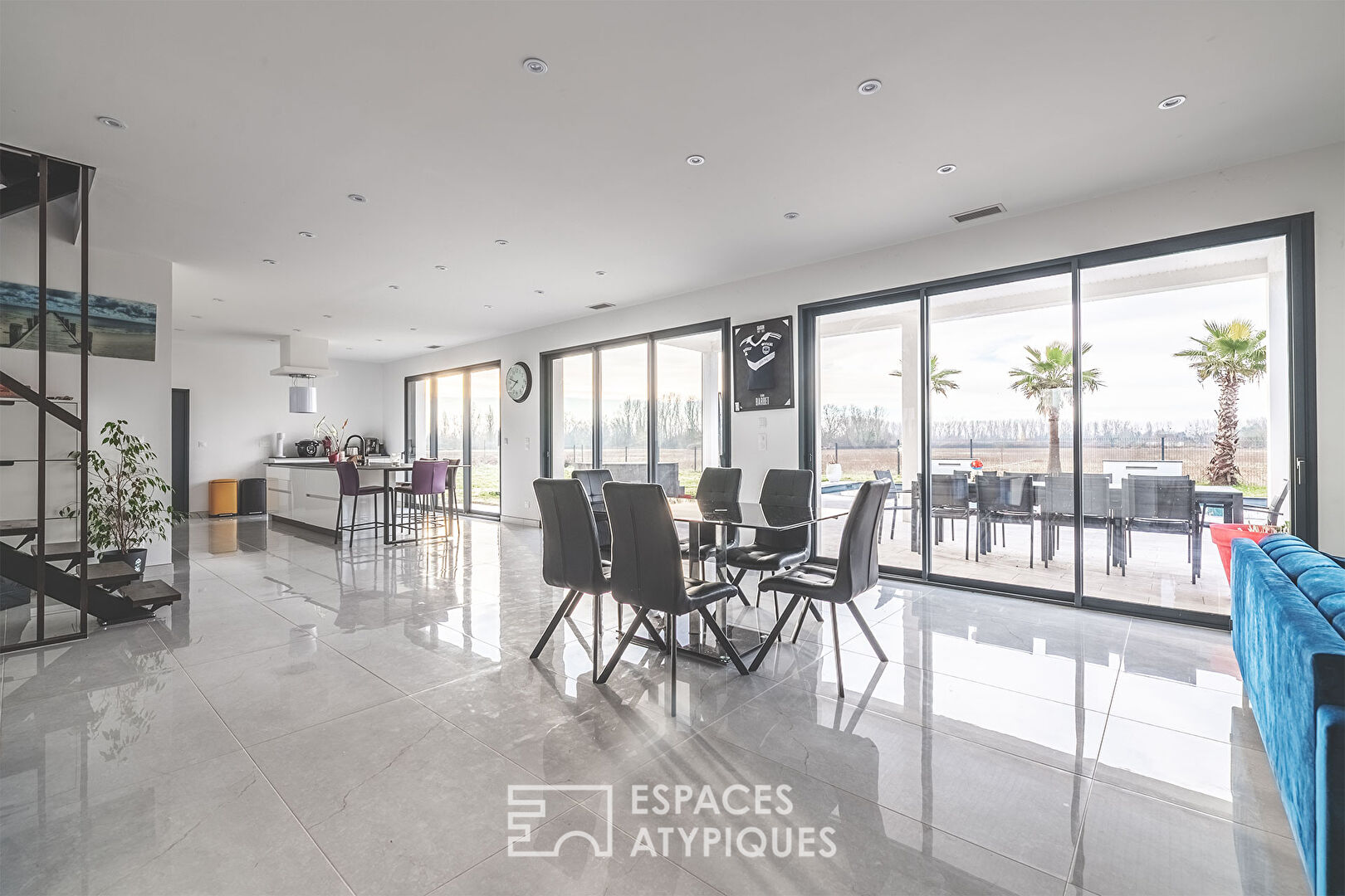 Refuge moderne niché entre ville et nature