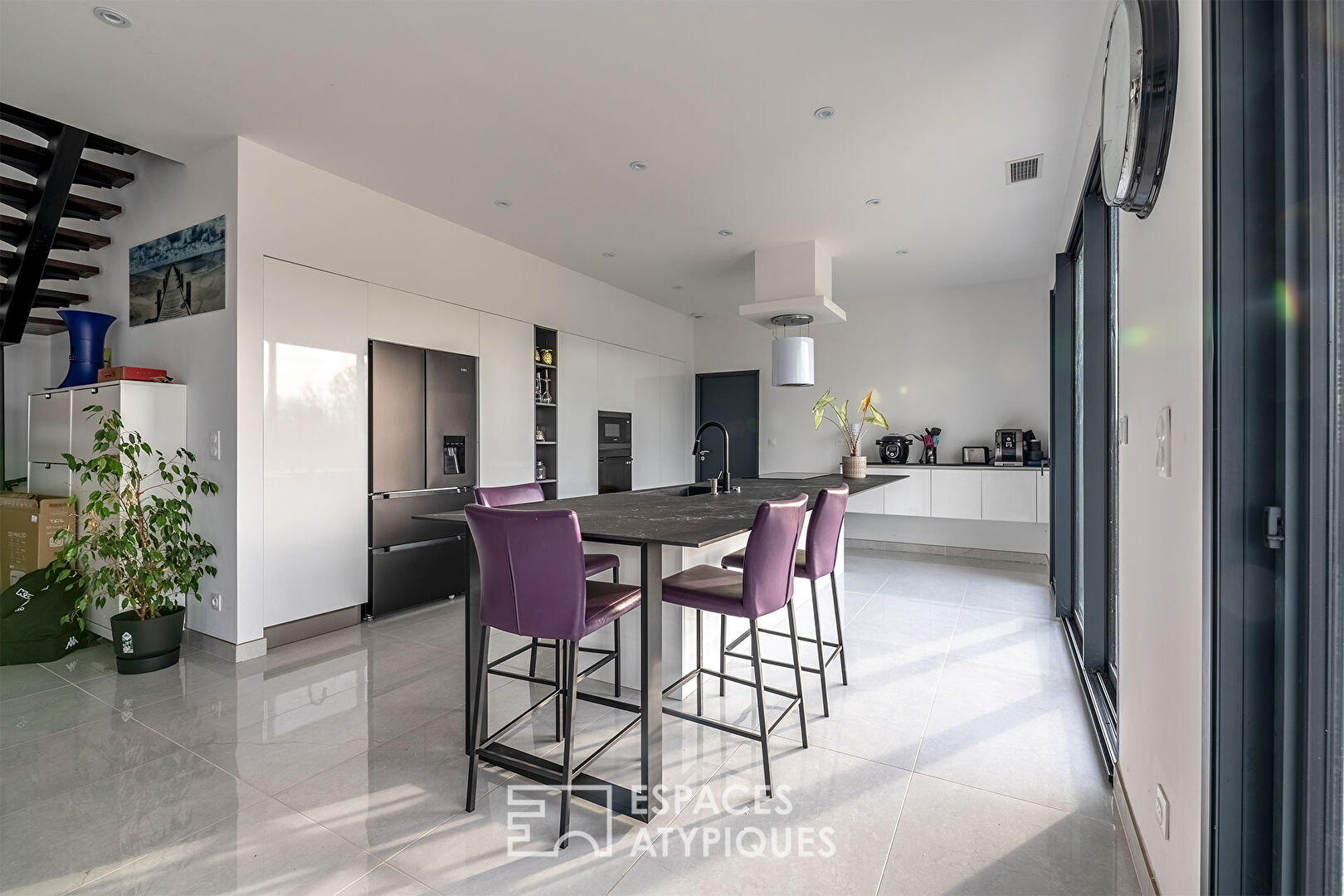 Refuge moderne niché entre ville et nature