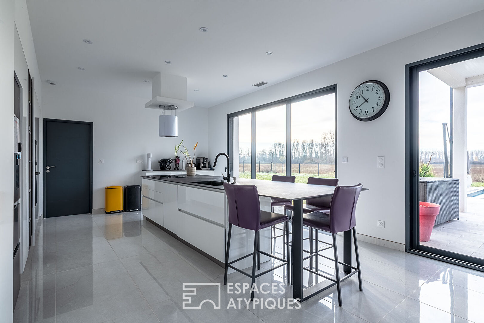 Refuge moderne niché entre ville et nature