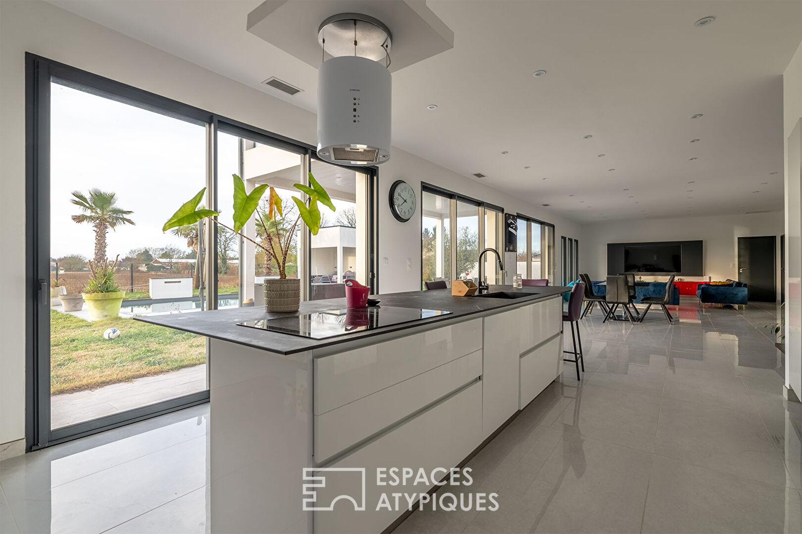 Refuge moderne niché entre ville et nature