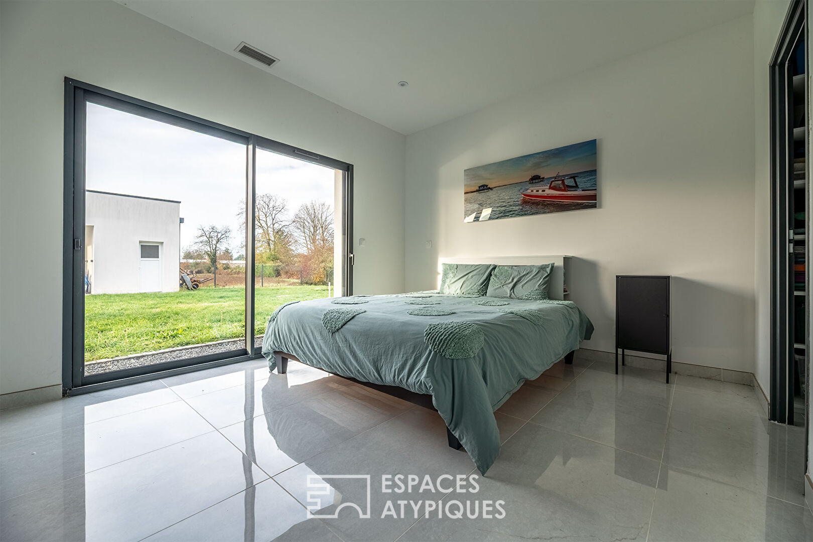 Refuge moderne niché entre ville et nature