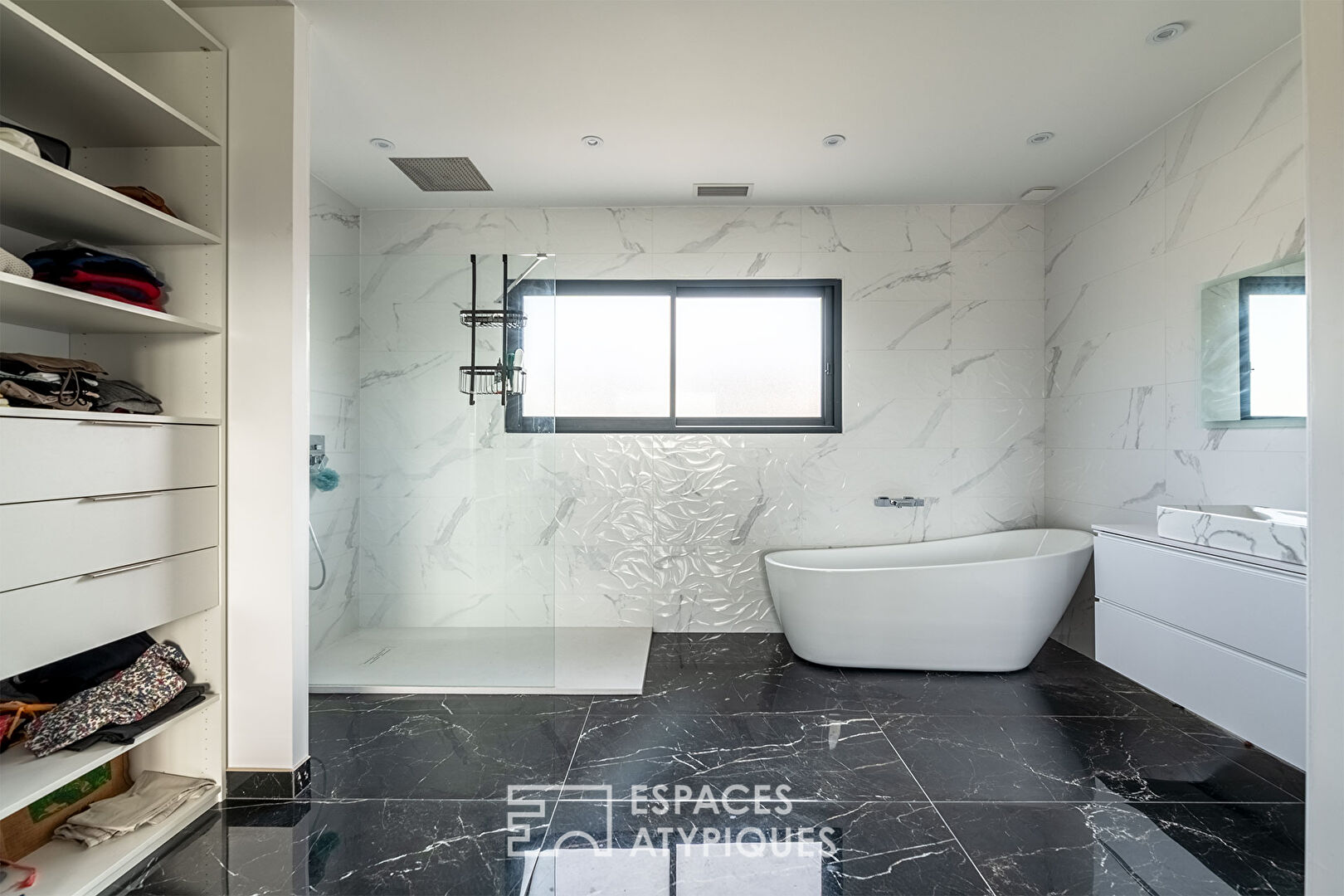 Refuge moderne niché entre ville et nature