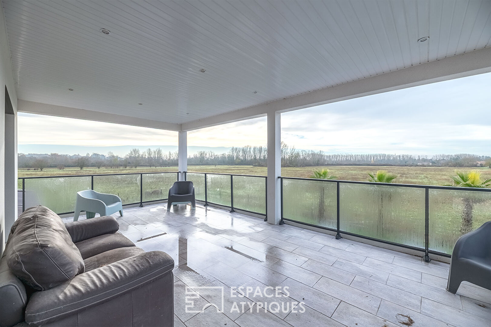 Refuge moderne niché entre ville et nature