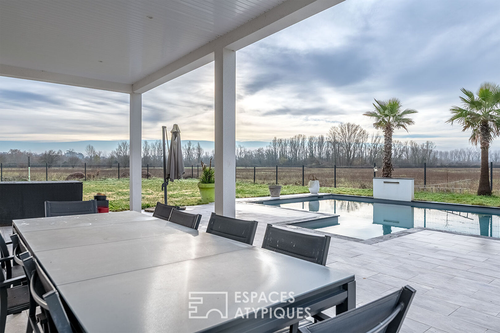 Refuge moderne niché entre ville et nature