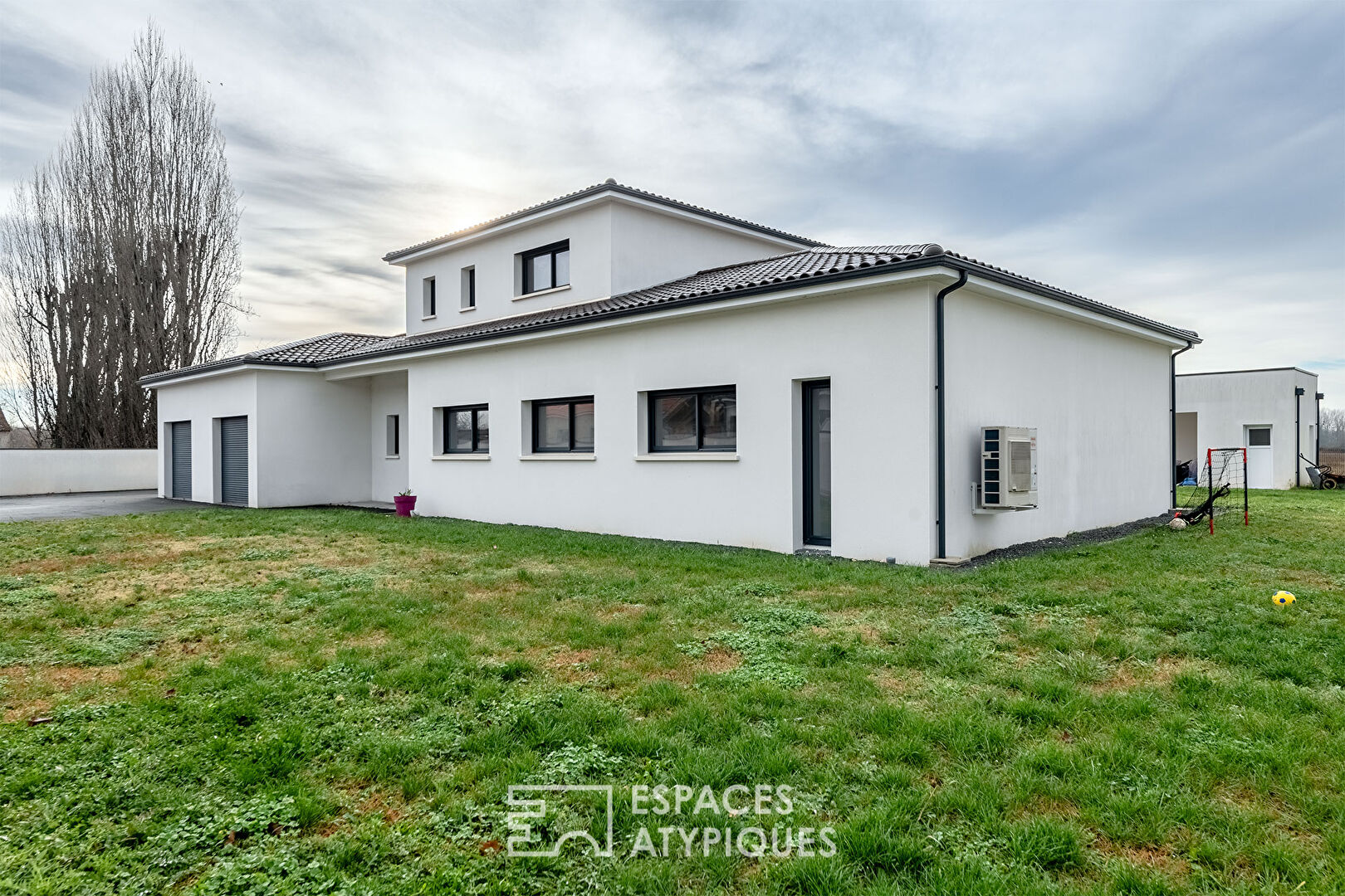 Refuge moderne niché entre ville et nature