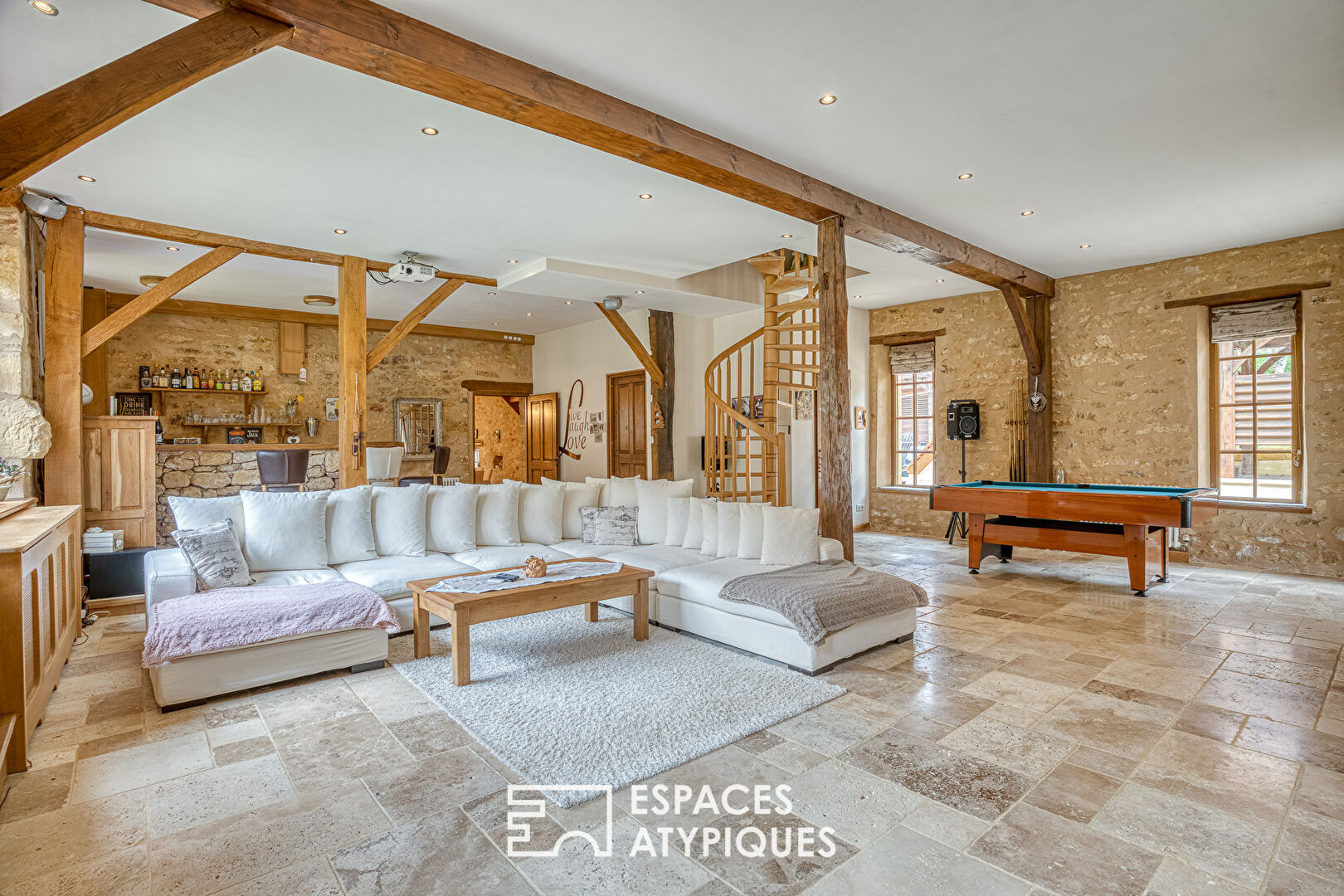 Spacieuse propriété en pierre entièrement rénovée