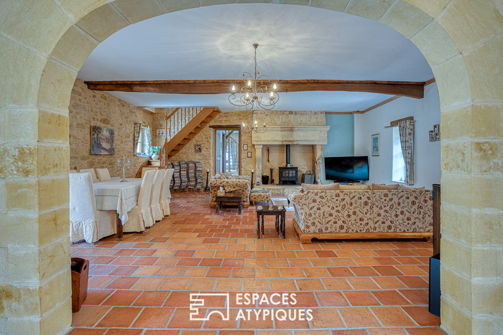 Spacieuse propriété en pierre entièrement rénovée