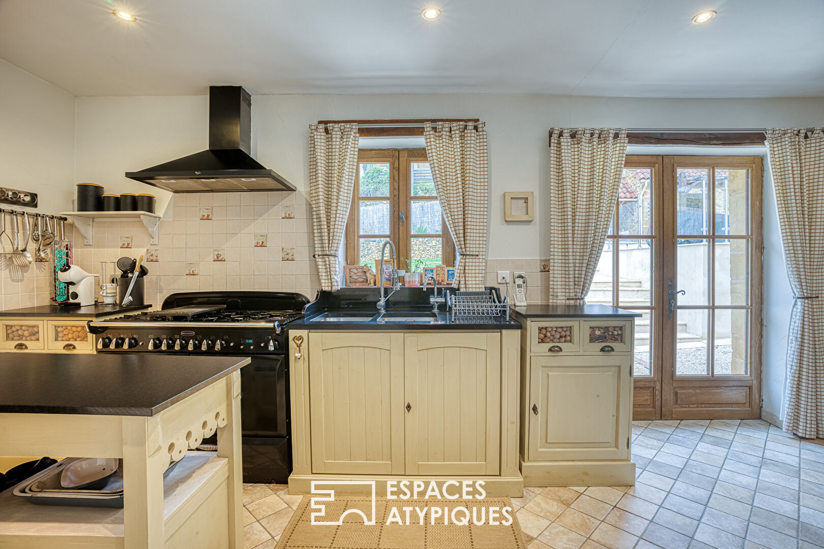 Spacieuse propriété en pierre entièrement rénovée