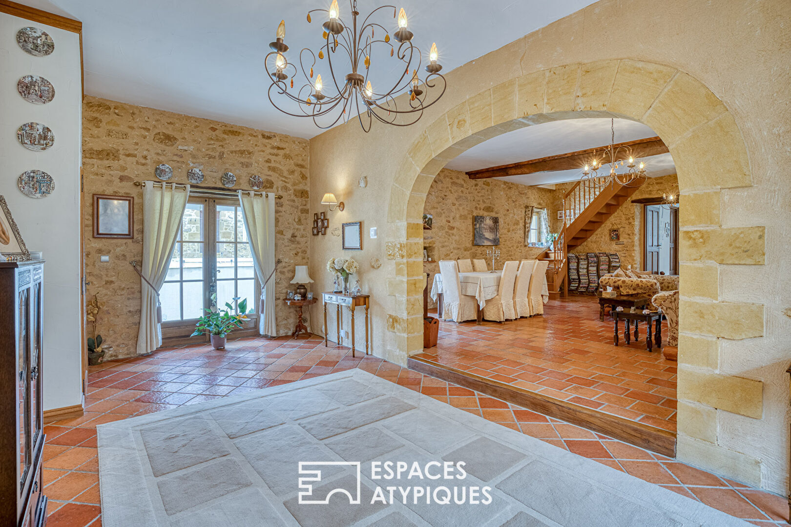 Spacieuse propriété en pierre entièrement rénovée