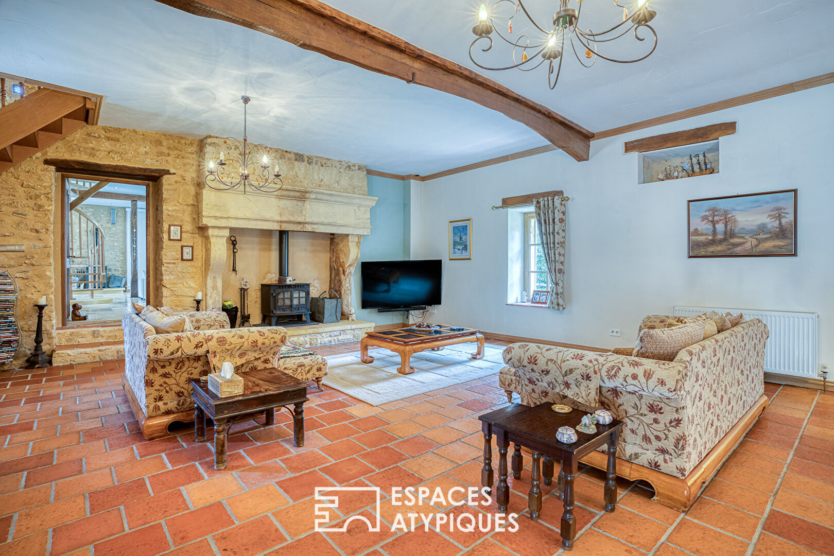 Spacieuse propriété en pierre entièrement rénovée