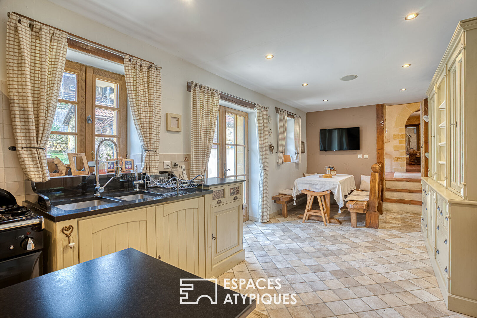 Spacieuse propriété en pierre entièrement rénovée