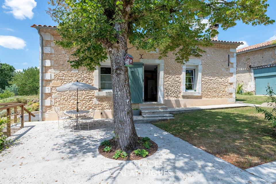 Maison en pierre, jardin et rivière