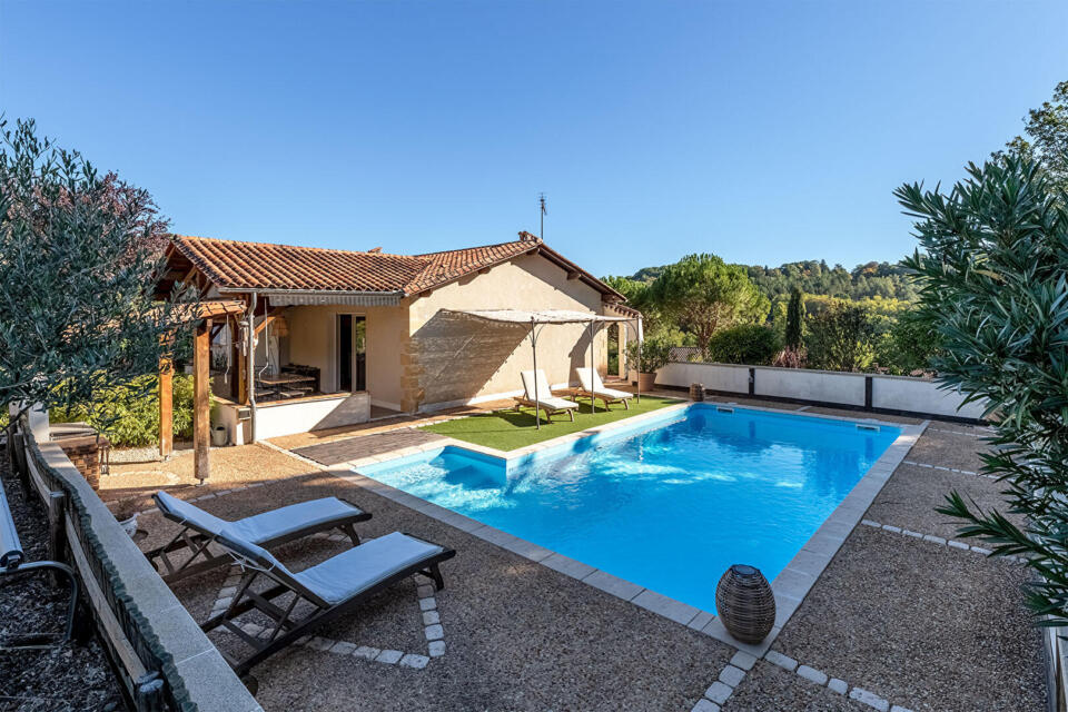 Plain-pied, piscine et vue dégagée