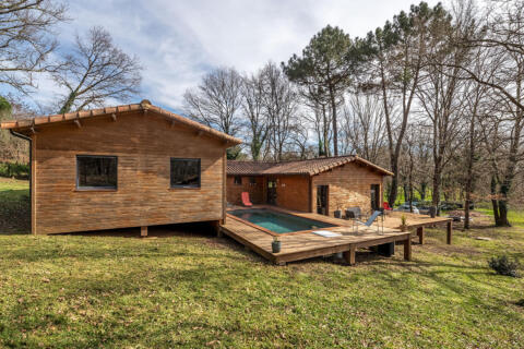 La maison-canopée : quand l&rsquo;architecture bois épouse la forêt