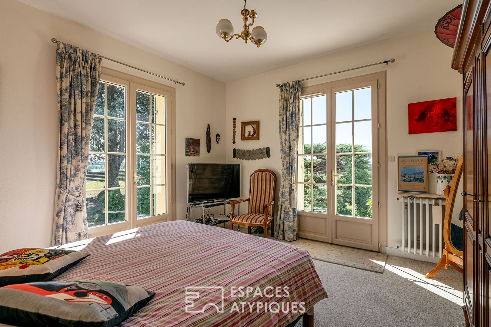 House with a view and its multiple annexes