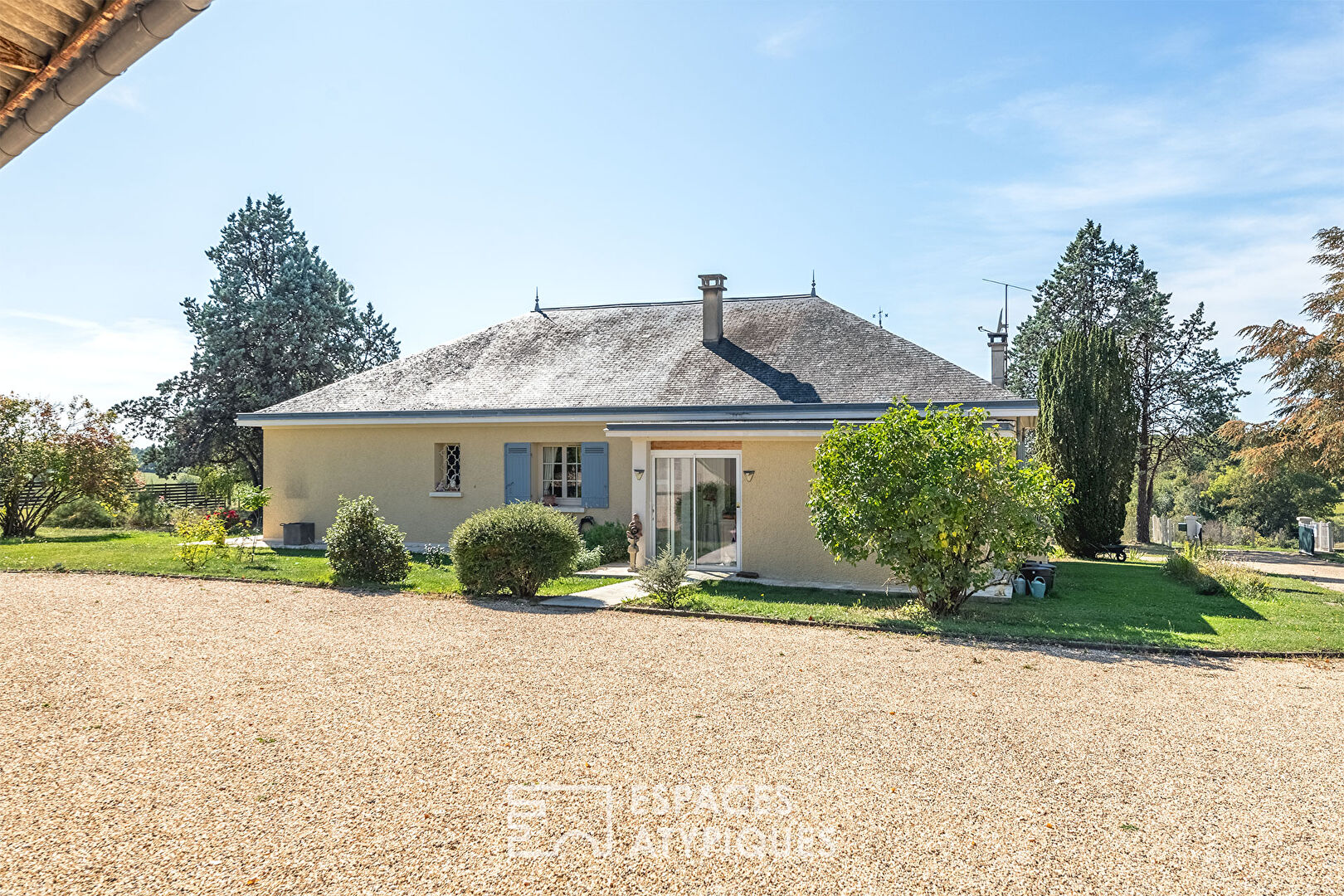 House with a view and its multiple annexes