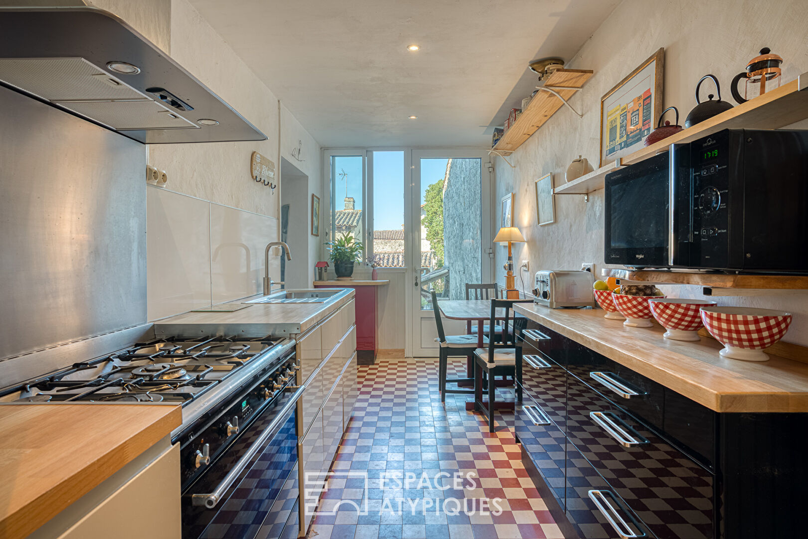 Stone townhouse with Tropézienne terrace and swimming spa