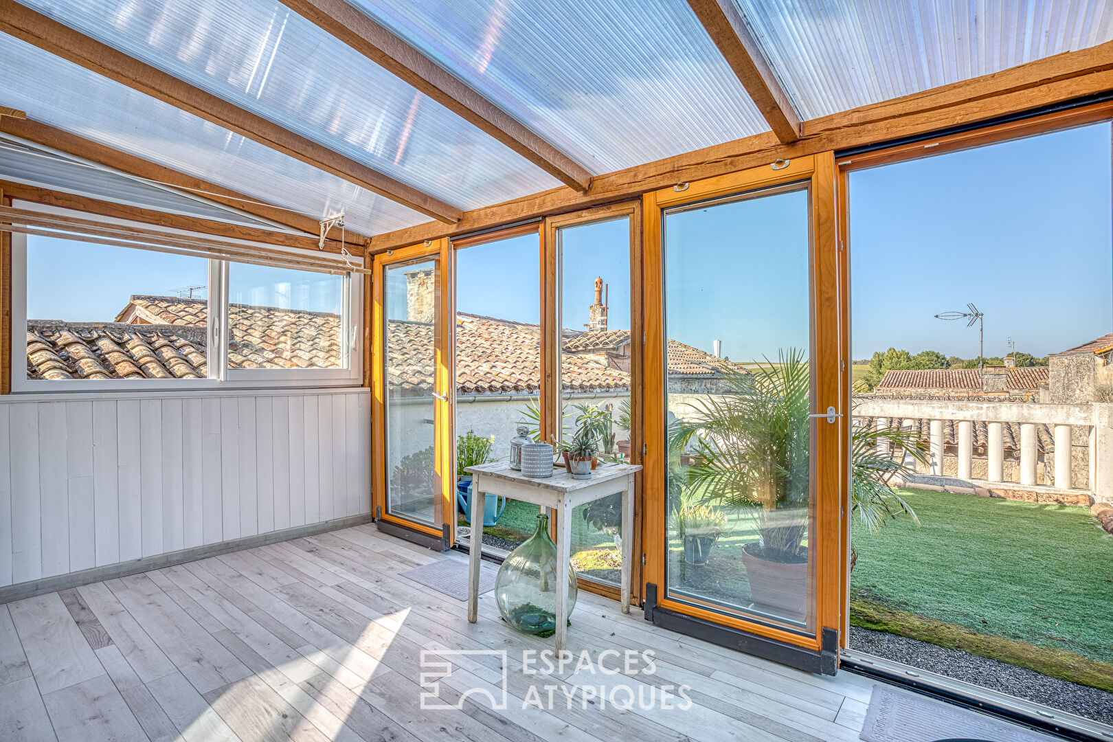 Maison de ville en pierre avec terrasse Tropézienne et spa de nage