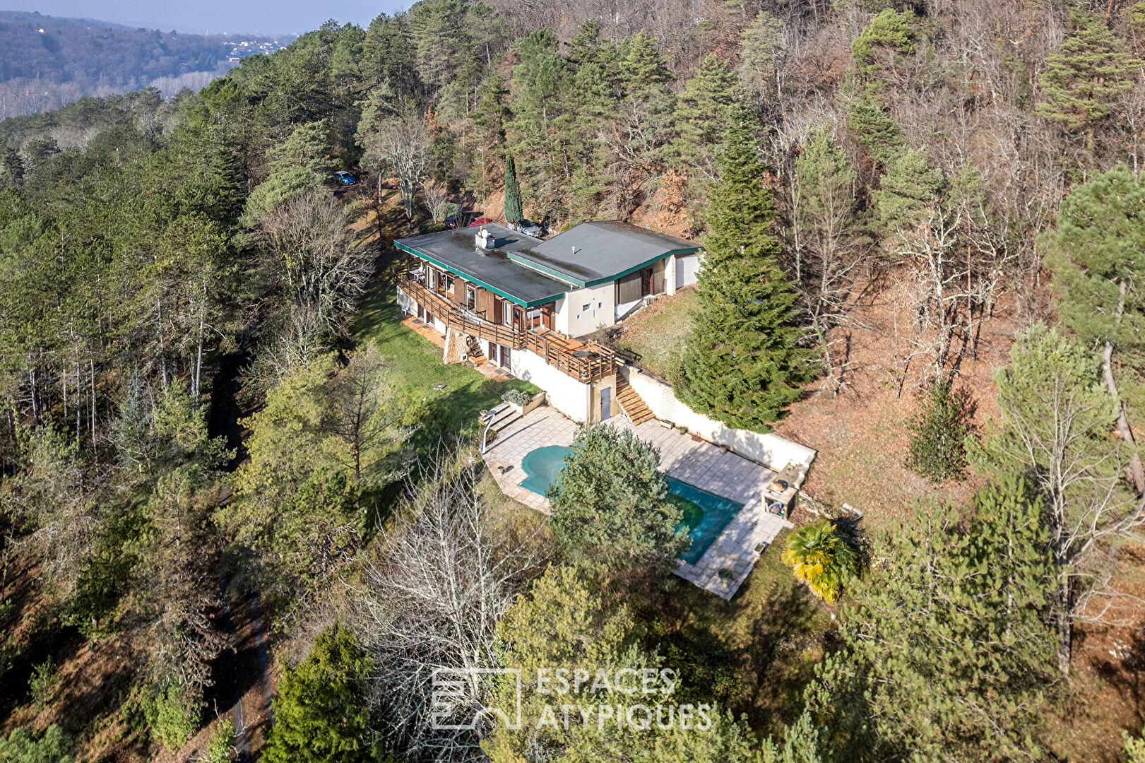 Architect-designed house in the heart of the forest and its breathtaking view