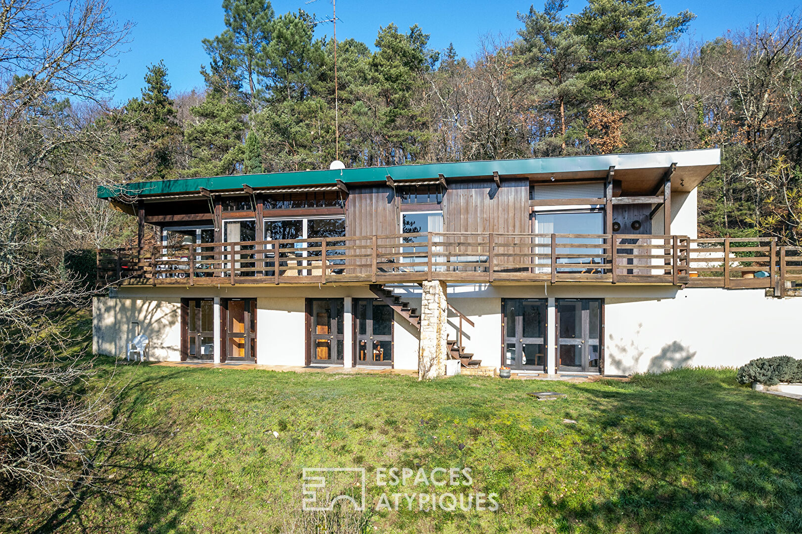 Architect-designed house in the heart of the forest and its breathtaking view